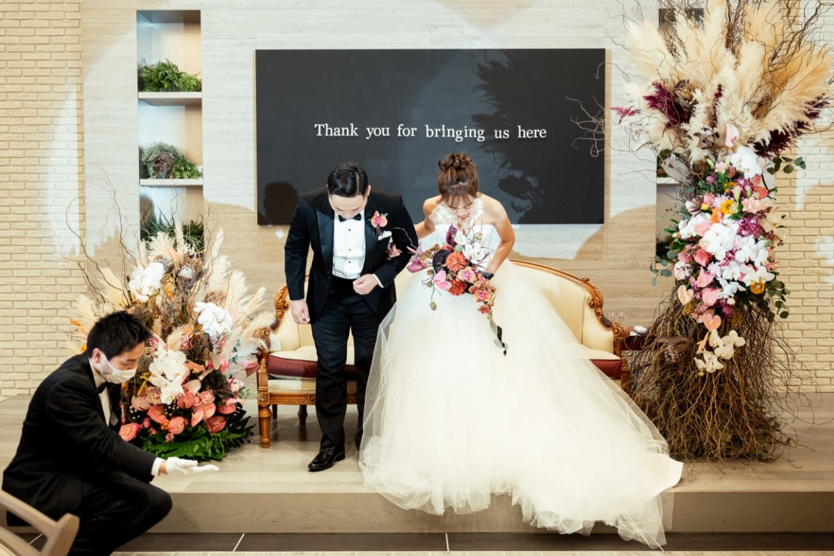 親友が作成したウェディングブーケと結婚式の高砂がマッチ